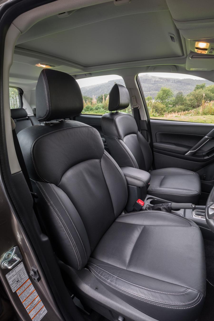 Интерьер Subaru Forester 2.0D XC 2016 года  (UK) (фото 10 из 26)